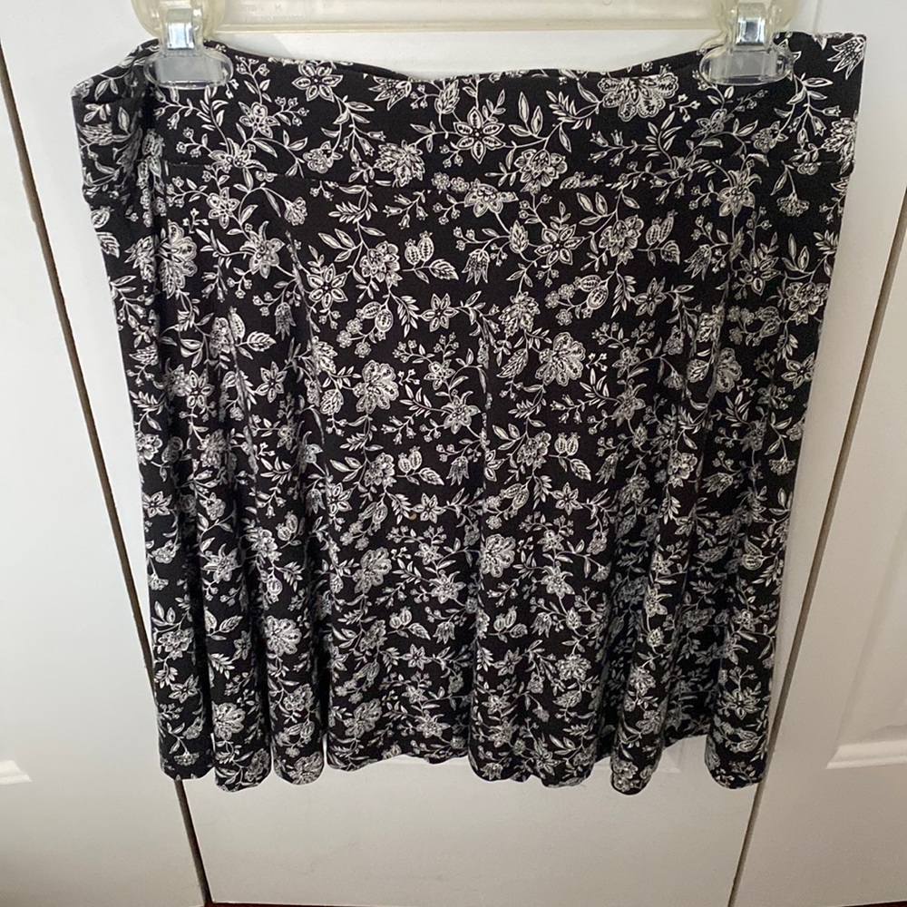 NWT Loft navy black floral skirt, Medium.